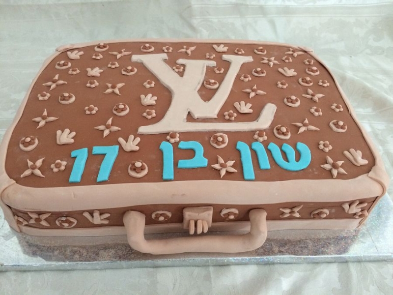 עוגת יום הולדת מזוודה לואי וויטון